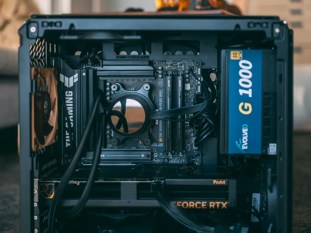 PC armada por dentro: motherboard, water cooler y placa de video
