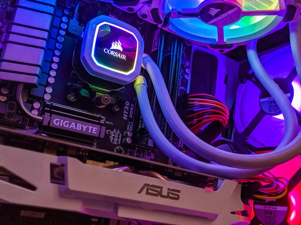 Interior de una PC gamer con water cooler e iluminación RGB