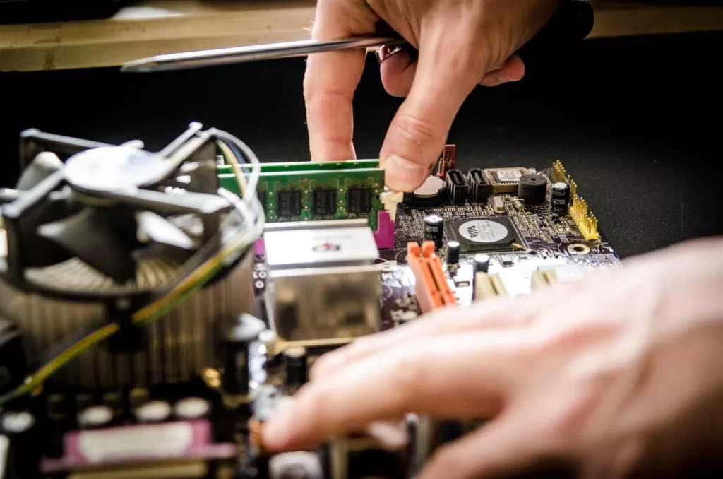 Técnico reparando una computadora